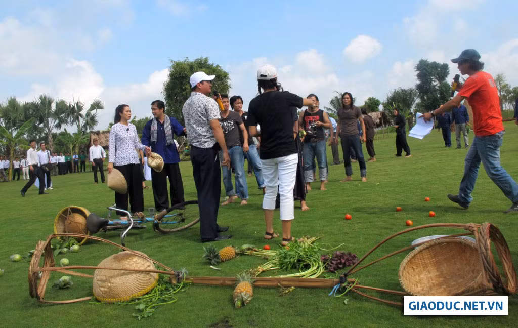 Đạo diễn Thành Kông hô: “Cắt!”, hoảng hốt chạy ra: “Anh Hoài Linh, kịch bản của tôi đâu có nhân vật ma đâu”? Khán giả bất ngờ vì không biết chuyện gì. Hoài Linh “cãi”: “Anh giao cho tôi một nhân vật ma đàng hoàng mà”!