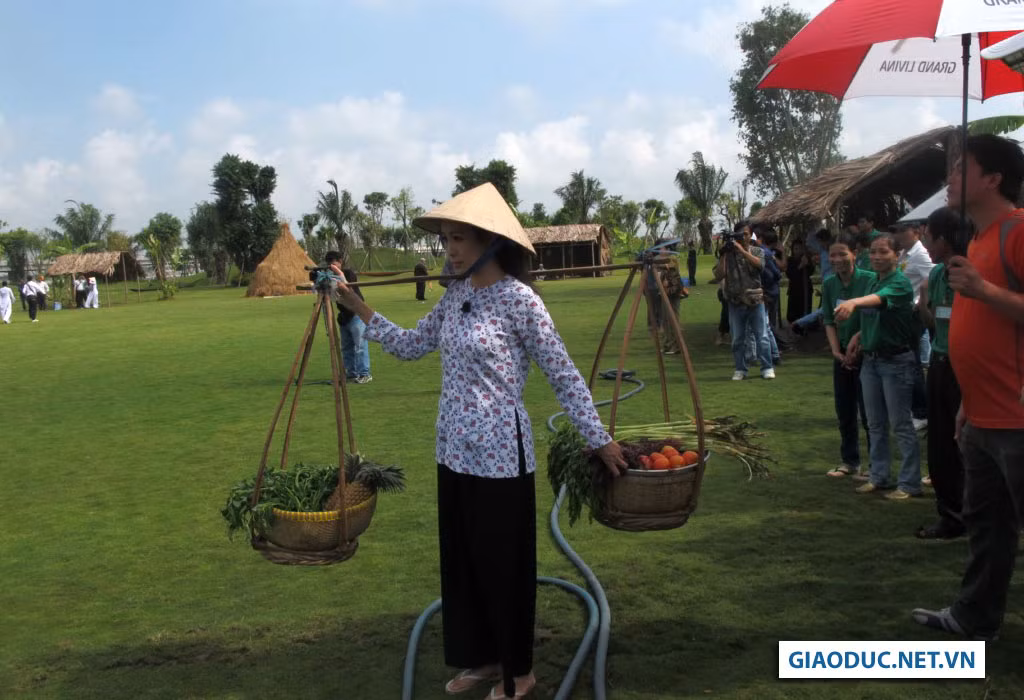 Buổi sáng tinh mơ, cô gái quê Trịnh Kim Chi gánh rau ra chợ bán.