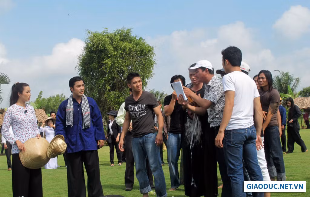 Sau khi đạo diễn Thành Kông giải thích: “Trong kịch bản quy định là một ông già gầy ốm trơ xương như ma, chứ làm gì có nhân vật ma?”, Hoài Linh mới biết mình nhầm (đây cũng là một tình huống trong kịch bản, giống như thật, khiến cho khán giả rất bất ngờ. Càng bất ngờ hơn khi đạo diễn cũng đang… diễn cho vai đạo diễn của mình).