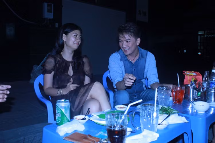 Đàm Vĩnh Hưng và Kim Thư ra... quán ốc "bày mưu tính kế" cho đêm diễn 27/11. Đàm Vĩnh Hưng và Kim Thư ra... quán ốc "bày mưu tính kế" cho đêm diễn 27/11.