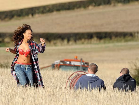 Cảnh hậu trường đầy gợi cảm của Rihanna - We found love ảnh 11