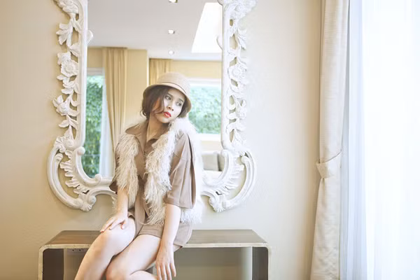 Trong clip, "bà mẹ trẻ" hóa thân thành một quý cô sang trọng và quyến rũ. Đây là món quà cô muốn dành tặng cho những khán giả đã ủng hộ trong suốt thời gian qua. Trong clip, "bà mẹ trẻ" hóa thân thành một quý cô sang trọng và quyến rũ. Đây là món quà cô muốn dành tặng cho những khán giả đã ủng hộ trong suốt thời gian qua.