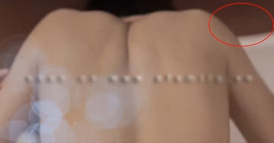 Và với những khung hình "nhẹ nhàng" hơn, thì rõ ràng được thực hiện trên giường