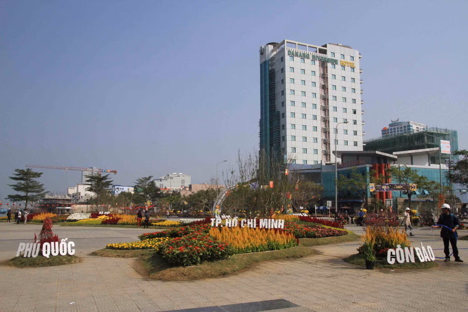 Với không gian, ý tưởng mang tính mới lạ, vườn hoa được kết hình bản đồ Việt Nam với những địa danh khẳng định chủ quyền biển đảo Việt Nam.