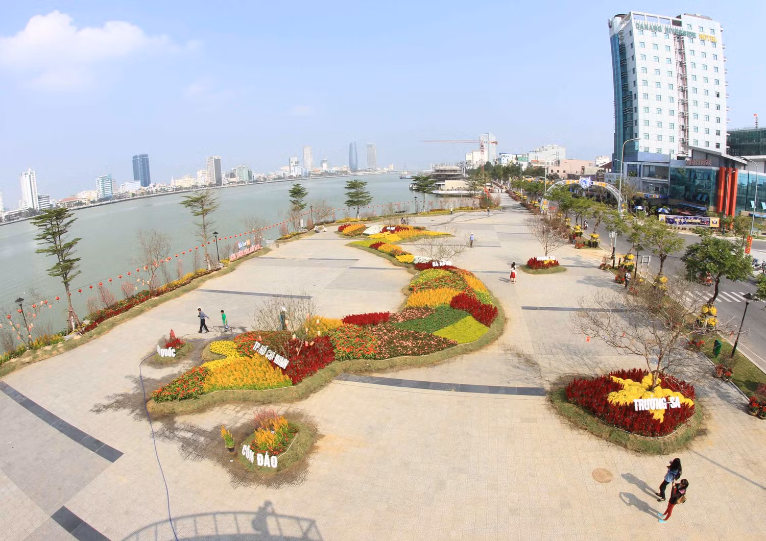 Tết Ất Mùi năm nay, du khách khi đến thành phố Đà Nẵng sẽ được chứng kiến "Bản đồ Việt Nam bằng hoa lớn nhất" bên sông Hàn thơ mộng...