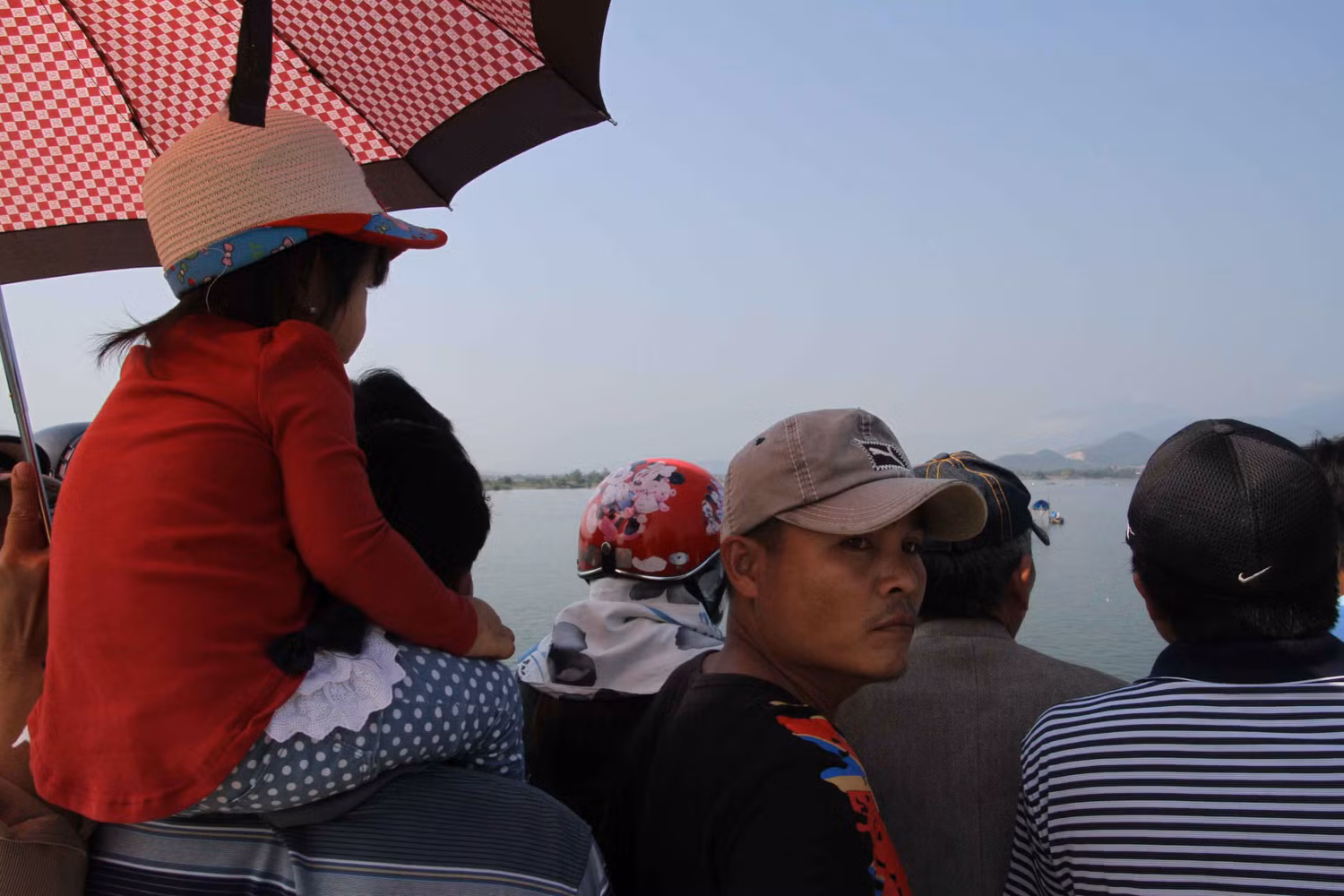 Nhiều người còn mang theo con nhỏ ra bờ sông cổ vũ...