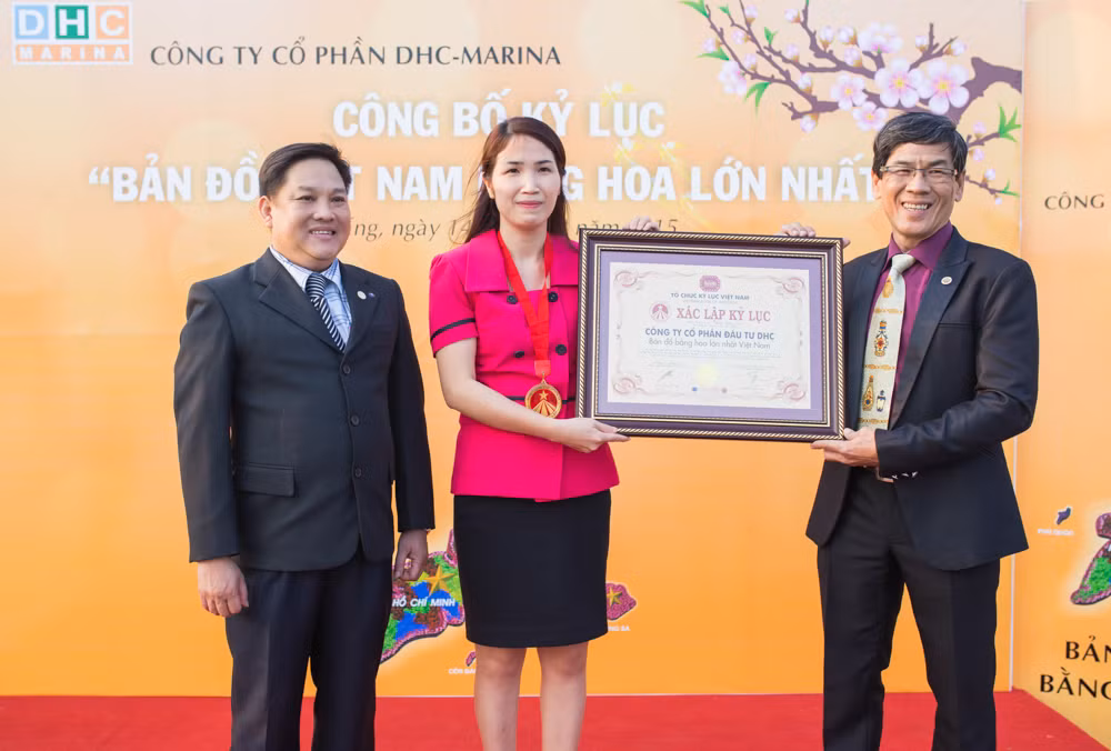 "Bản đồ Việt Nam bằng hoa lớn nhất" được trao chứng nhận kỷ lục vào chiều tối ngày 14/2 vừa qua.