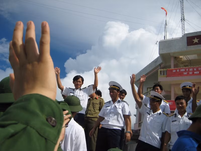 Phút chia tay lưu luyến giữa đoàn ra thăm đảo và những người lính đảo mến yêu.