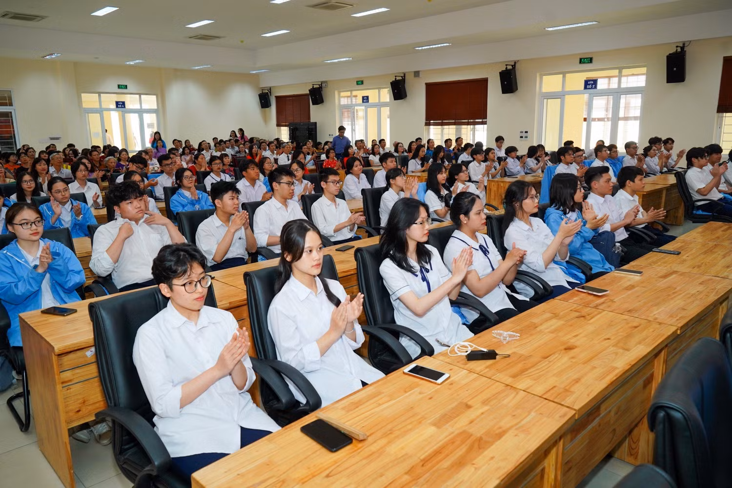 Giáo viên và học sinh xuất sắc đạt giải trong kỳ thi quốc gia tham dự lễ biểu dương (Ảnh: CTV)