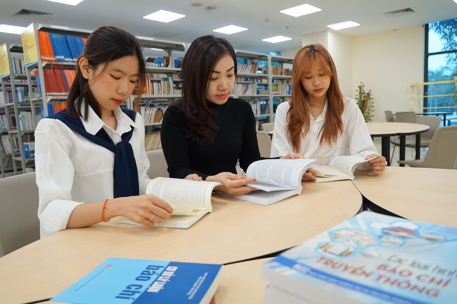Năm học 2022 – 2023, Trường Đại học Hạ Long đã mở thêm mã ngành đại học mới là Văn học định hướng Văn – Báo chí – Truyền thông. Đây cũng là mã đào tạo liên ngành đầu tiên của tỉnh Quảng Ninh (Ảnh: Phạm Linh) Năm học 2022 – 2023, Trường Đại học Hạ Long đã mở thêm mã ngành đại học mới là Văn học định hướng Văn – Báo chí – Truyền thông. Đây cũng là mã đào tạo liên ngành đầu tiên của tỉnh Quảng Ninh (Ảnh: Phạm Linh)