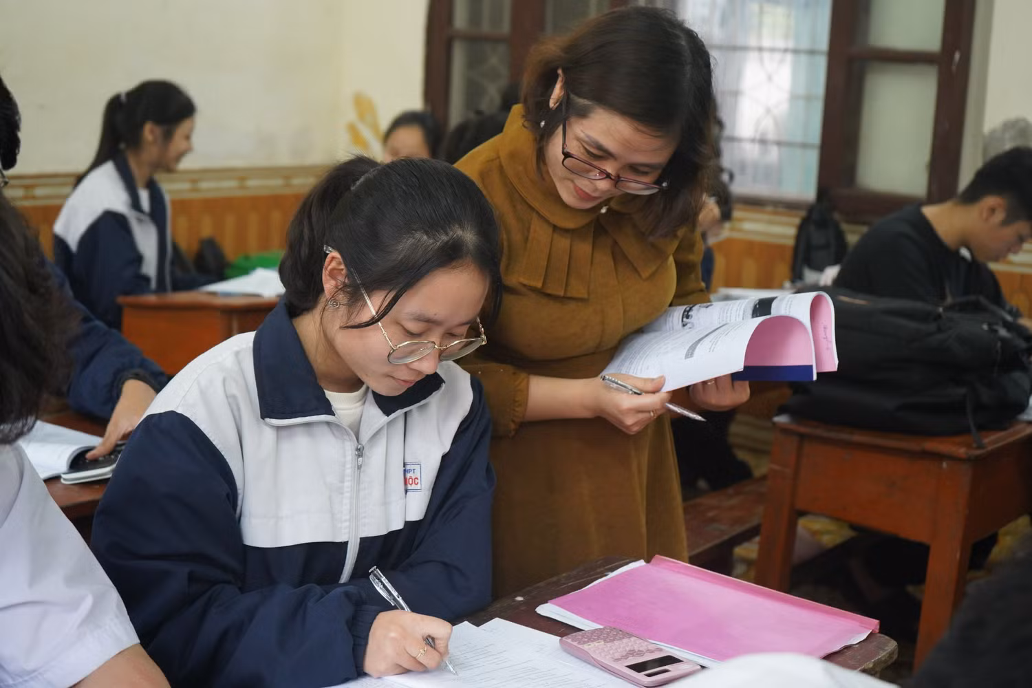 Học sinh lớp 12 Trường Trung học phổ thông Lê Ích Mộc ôn luyện chuẩn bị cho kỳ thi tốt nghiệp (Ảnh: Phạm Linh)