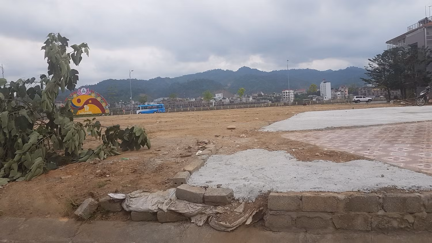 Tuy nhiên, kể từ khi được cấp Giấy chứng nhận đầu tư và Giấy chứng nhận quyền sử dụng đất, mặc dù Công ty Kinh Bắc đã tích cực làm việc với các sở, ban, ngành của tỉnh Lào Cai để triển khai Dự án nhưng phải đến ngày 24/4/2015, Công ty Kinh Bắc mới được UBND tỉnh Lào Cai ký hợp đồng thuê đất và ngày 05/5/2015, Sở Tài nguyên và Môi trường tỉnh Lào Cai mới bàn giao đất tại thực địa (tức là sau gần 20 tháng kể từ khi được cấp giấy phép đầu tư).