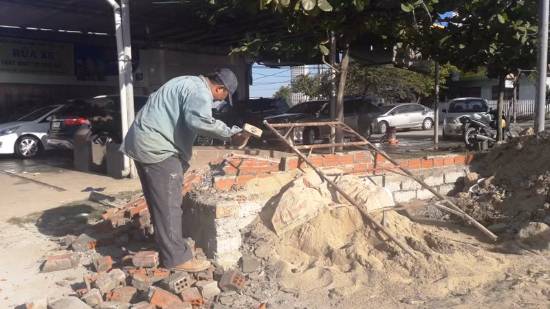 Đập bỏ công trình vi phạm của Phó chánh văn phòng quận ủy Hải Châu, chờ phương án xử lý. Ảnh: TT Đập bỏ công trình vi phạm của Phó chánh văn phòng quận ủy Hải Châu, chờ phương án xử lý. Ảnh: TT