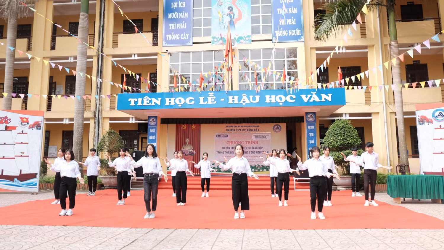 Tiết mục văn nghệ đầu giờ của học sinh trường Trung học phổ thông Sơn Động số 3. Ảnh: LC Tiết mục văn nghệ đầu giờ của học sinh trường Trung học phổ thông Sơn Động số 3. Ảnh: LC