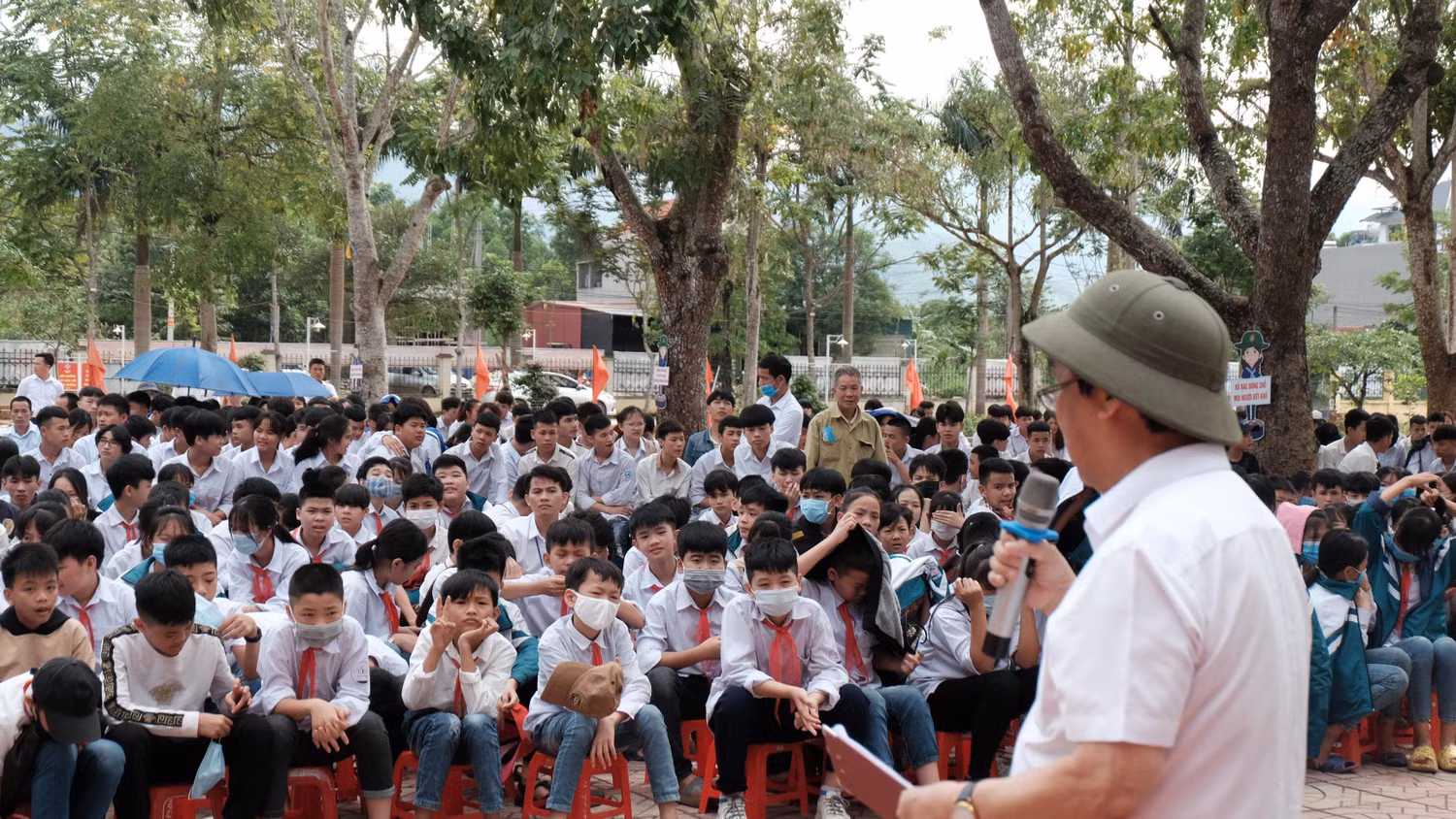 Sự ân cần, gần gũi của Giáo sư Nguyễn Lân Dũng đã tạo ấn tượng đặc biệt với học sinh vùng cao Bắc Giang. Ảnh: LC Sự ân cần, gần gũi của Giáo sư Nguyễn Lân Dũng đã tạo ấn tượng đặc biệt với học sinh vùng cao Bắc Giang. Ảnh: LC