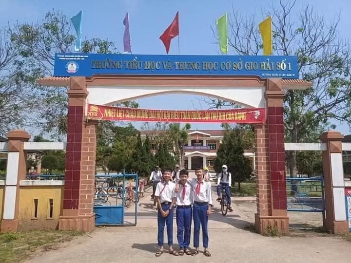 Trần Viết Tôn, Nguyễn Vĩnh An, Bùi Trường Giang trước cổng trường Gio Hải số 1. Ảnh: Trường Gio Hải