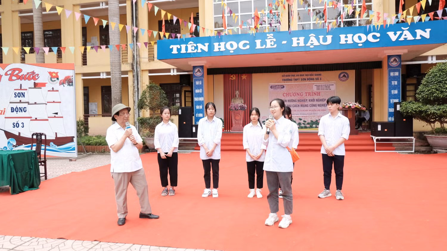 Sau những ngại ngùng, các em học sinh mạnh dạn giao lưu với Giáo sư Nguyễn Lân Dũng. Sau những ngại ngùng, các em học sinh mạnh dạn giao lưu với Giáo sư Nguyễn Lân Dũng.