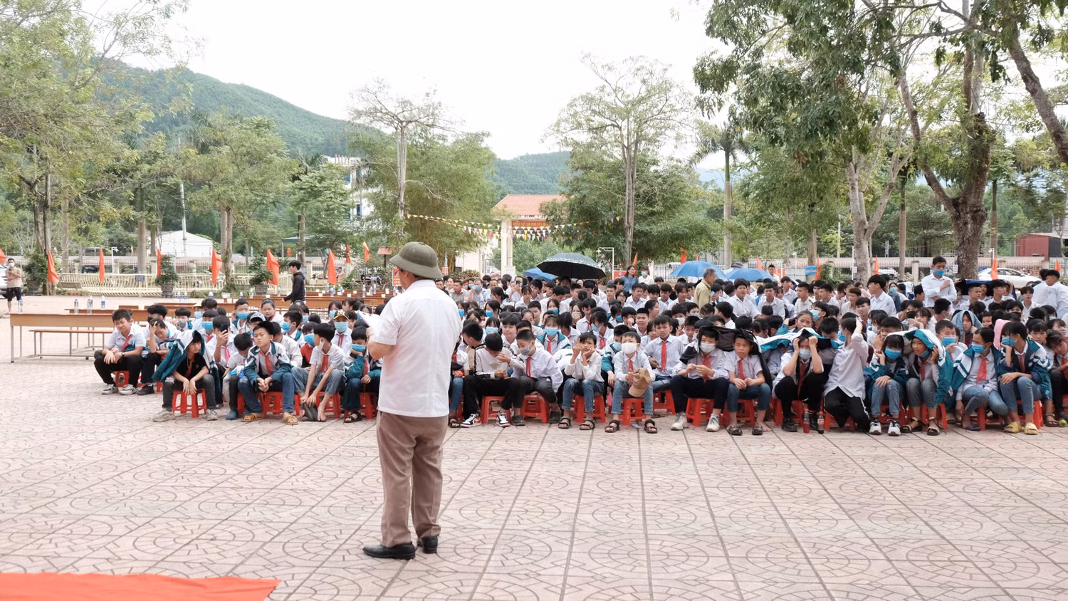 Giáo sư Nguyễn Lân Dũng chia sẻ với học sinh tại cụm trường Tây Yên Tử. Ảnh: LC Giáo sư Nguyễn Lân Dũng chia sẻ với học sinh tại cụm trường Tây Yên Tử. Ảnh: LC