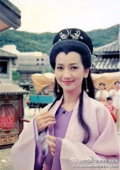 Tạo hình Bạch Nương Tử của Triệu Nhã Chi trên phim trường "Tân Bạch Nương Tử truyền kỳ", vai diễn sống mãi và gắn liền với tên tuổi của Triệu Nhã Chi.