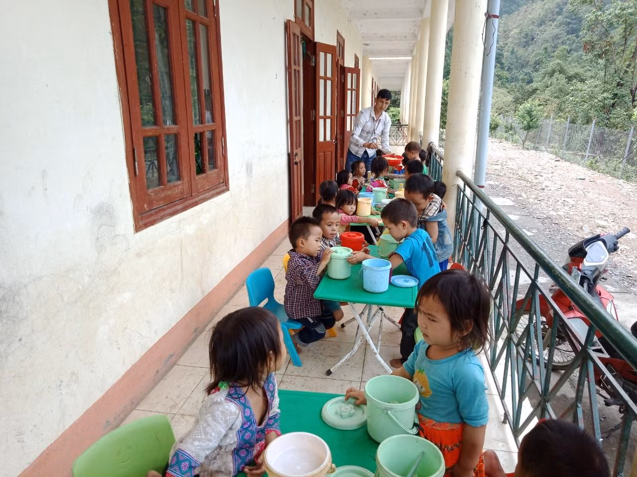 Một mình thầy Công nấu ăn, cho trẻ ăn, chuẩn bị chỗ ngủ trưa, đi vệ sinh... rồi dạy các em từng li từng tí. Ảnh: NVCC.