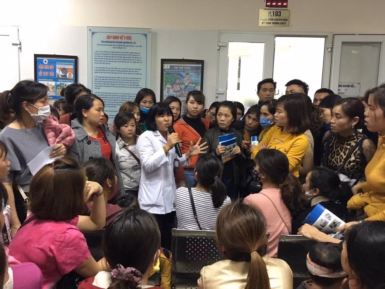 Viện Sốt rét ký sinh trùng vỡ trận vì quá tải lượng phụ huynh mang theo con nhỏ đến từ Bắc Ninh làm xét nhiệm tìm sán lợn. Ảnh: Vũ Phương.