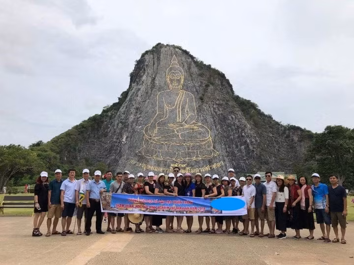Lãnh đạo, chuyên viên Phòng Giáo dục và Đào tạo Thuận Thành, hiệu trưởng các trường mầm non, tiểu học, trung học cơ sở đi tham quan, học tập kinh nghiệm tại Thái Lan cùng bà Hương (ngoài cùng bên trái), giám đốc đơn vị cung cấp thực phẩm Hương Thành. Ảnh: NVCC.