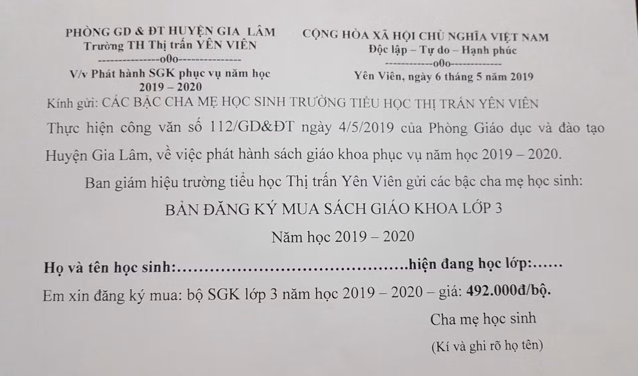 Bộ sách giáo khoa cơ bản chỉ có giá 58.000 đồng/bộ, nhưng Trường tiểu học thị trấn Yên Viên có giá gần 500.000 đồng/bộ. Ảnh: NVCC.