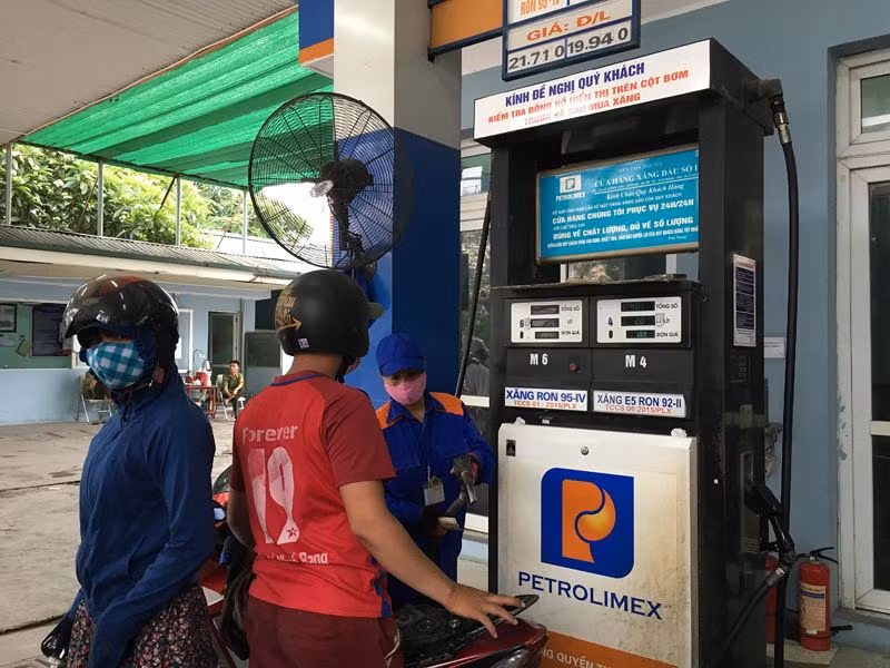 Sau 3 lần tăng giá, giá xăng dầu kỳ này được điều chỉnh giảm nhẹ do giá xăng dầu thế giới giảm so với kỳ trước. Ảnh: V.P Sau 3 lần tăng giá, giá xăng dầu kỳ này được điều chỉnh giảm nhẹ do giá xăng dầu thế giới giảm so với kỳ trước. Ảnh: V.P