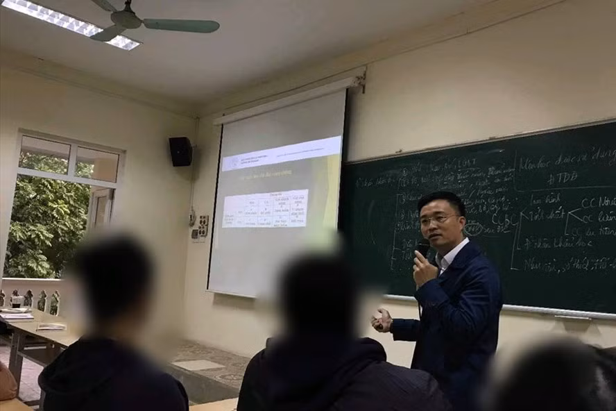 "Nhà báo quốc tế" Lê Hoàng Anh Tuấn trong một giờ giảng cho sinh viên tại Học vện Báo chí và Tuyên truyền, nhưng học sinh khó tiếp thu. Ảnh: Sinh viên cung cấp.