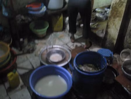 Mục kích món canh pha nước lã, SV hết muốn ăn cơm ảnh 2