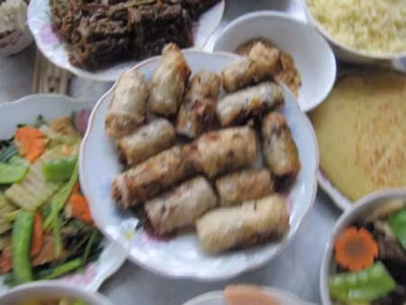 Những chiếc nem thơm ngon này được cuốn từ miến và nấm hương. Những chiếc nem thơm ngon này được cuốn từ miến và nấm hương.