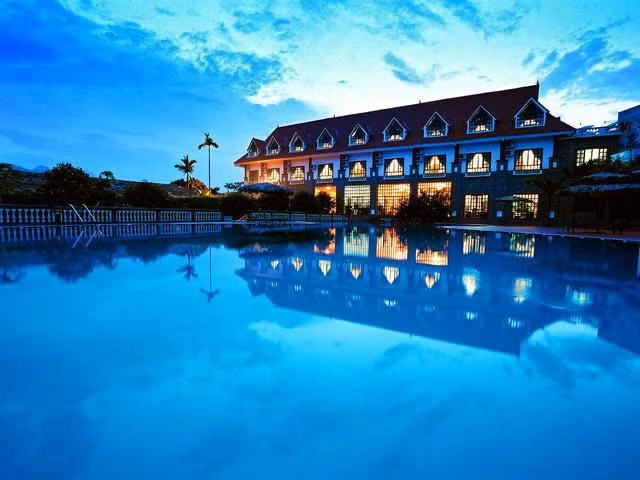 Biệt thự mây và tre là điểm khác biệt của V Resort