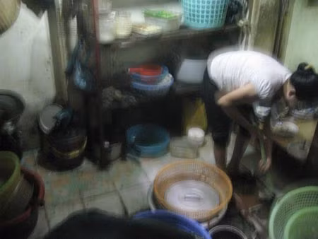 Mục kích món canh pha nước lã, SV hết muốn ăn cơm ảnh 1