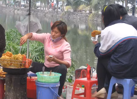 Bất ngờ bán bánh khoai, bánh chuối mùa rét: Lãi 1 triệu/ngày ảnh 3