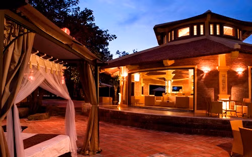 Trong khi các khu nghỉ dưỡng khác được yêu thích bởi hương vị của biển cả, thì Asean Resort & Spa lại hấp dẫn du khách bằng các loại hình dịch vụ chất lượng cao.