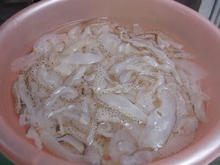 Nộm sứa ăn kèm với bún đậu mắm tôm