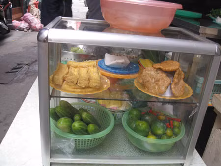 Tủ thức ăn luôn gọn gàng sạch sẽ.