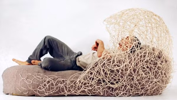 3. Nest chair- ghế tổ chim Chiếc ghế dài này được thiết kế nhằm tạo ra không gian riêng tư cho người sử dụng.Những cây sậy được đan lại với nhau tạo thành một tấm màn như muốn bảo vệ bạn khỏi thế giới hỗn loạn bên ngoài 3. Nest chair- ghế tổ chim Chiếc ghế dài này được thiết kế nhằm tạo ra không gian riêng tư cho người sử dụng.Những cây sậy được đan lại với nhau tạo thành một tấm màn như muốn bảo vệ bạn khỏi thế giới hỗn loạn bên ngoài