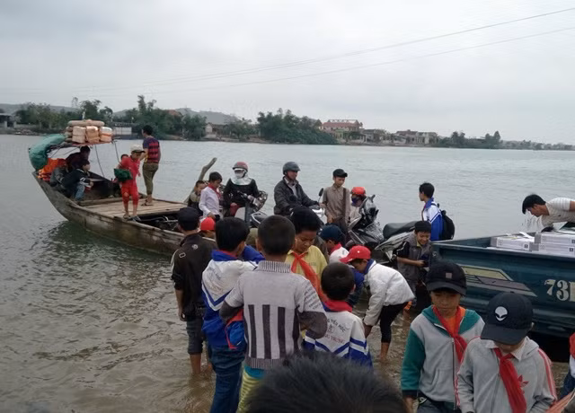 Nắng thì chân dép lê, mưa thì mang ủng, không ngày nào vắng lớp ảnh 3