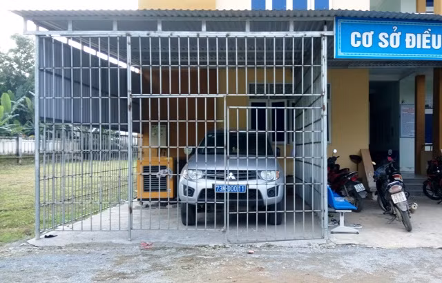 Chiếc xe công của trung tâm bị "đắp chiếu" trong gara 2 năm nay. (Ảnh: Thủy Phan)