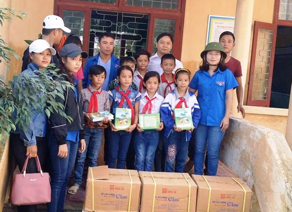 Trong ngày 21/10, đoàn viên thanh niên xã Thanh Trạch đã trao quà gồm sách vở và sữa cho các em học sinh hai trường Tiểu học và THCS Quảng Trung (thị xã Ba Đồn). Trước đó, đoàn thanh niên xã này cũng đã trao quà cứu trợ ở nhiều nơi khác bị thiệt hại nặng nề do lũ trên địa bàn. (Ảnh: Viết Lãm)