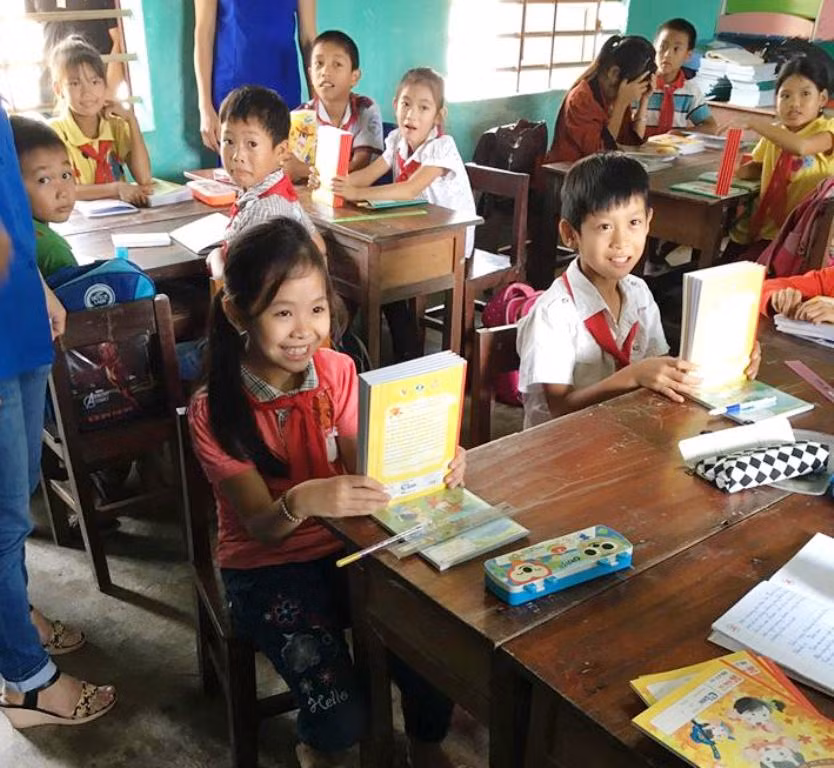 Các em học sinh phấn khởi khi nhận được quà. (Ảnh: Viết Lãm)