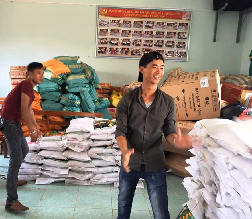 Vận chuyển hàng cứu trợ đến giúp đỡ các nơi bị thiệt hại nặng nề do lũ (Ảnh: N.B)