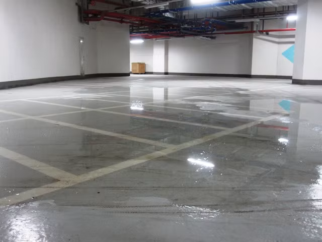 Một vũng nước đọng lại dưới tầng hầm nhà A Keangnam (ảnh chụp tối ngày 21/4/2012)