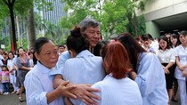 Nhiều bệnh dân dù không được Giáo sư trực tiếp điều trị nhưng đã không kìm được nước mắt khi họ nhận được sự chăm sóc điều trị tại Viện có công rất lớn của người thuyền trưởng. Ảnh: nihbt.org.vn Nhiều bệnh dân dù không được Giáo sư trực tiếp điều trị nhưng đã không kìm được nước mắt khi họ nhận được sự chăm sóc điều trị tại Viện có công rất lớn của người thuyền trưởng. Ảnh: nihbt.org.vn