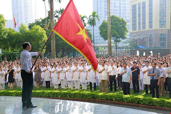 Giáo sư Nguyễn Anh Trí dự buổi chào cờ cuối cùng trước khi nghỉ hưu. Ảnh: nihbt.org.vn Giáo sư Nguyễn Anh Trí dự buổi chào cờ cuối cùng trước khi nghỉ hưu. Ảnh: nihbt.org.vn