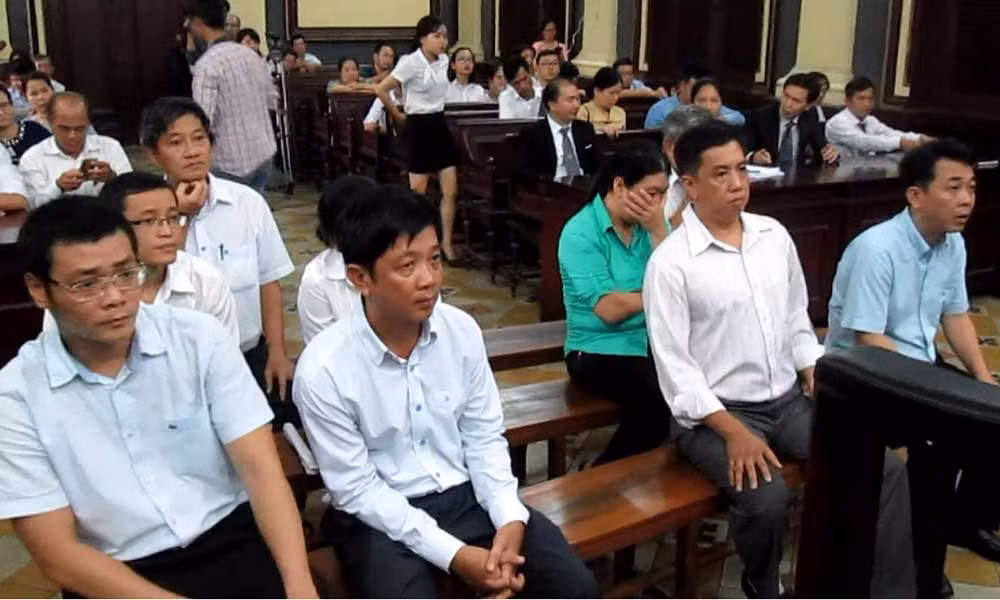 Các bị cáo tại phiên phúc thẩm vụ án buôn lậu thuốc chữa bệnh và làm giả con dấu, tài liệu của cơ quan, tổ chức xảy ra tại Công tỷ Cổ phần VN Pharma. Ảnh: VNN. Các bị cáo tại phiên phúc thẩm vụ án buôn lậu thuốc chữa bệnh và làm giả con dấu, tài liệu của cơ quan, tổ chức xảy ra tại Công tỷ Cổ phần VN Pharma. Ảnh: VNN.