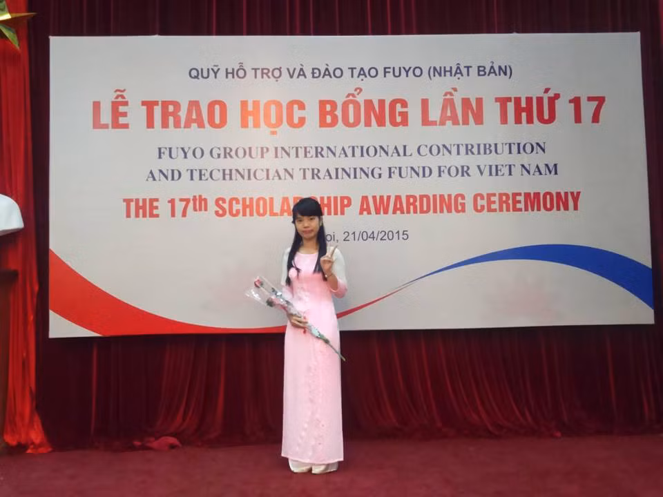 Bùi Thị Hà cho biết, thời gian là sinh viên ngoài thời gian tập trung học Hà còn đi làm bồi bàn, rửa bát, làm gia sư để có tiền trang trải. Trong ảnh Hà nhận học bỏng FUYO của Nhật Bản khi còn là sinh viên. Ảnh: NVCC
