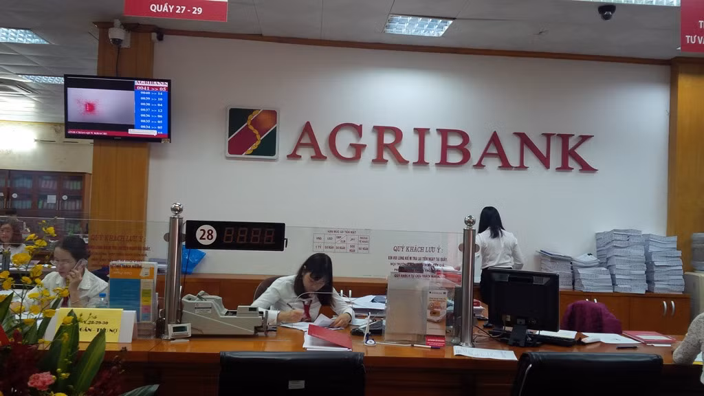 Ngân hàng Nông nghiệp và Phát triển nông thôn phân bổ định mức cho các đơn vị, chi nhánh tự in lịch Tết Nguyên đán, nhưng lại chỉ đạo theo maket độc quyền của một công ty. Ảnh: Vũ Phương