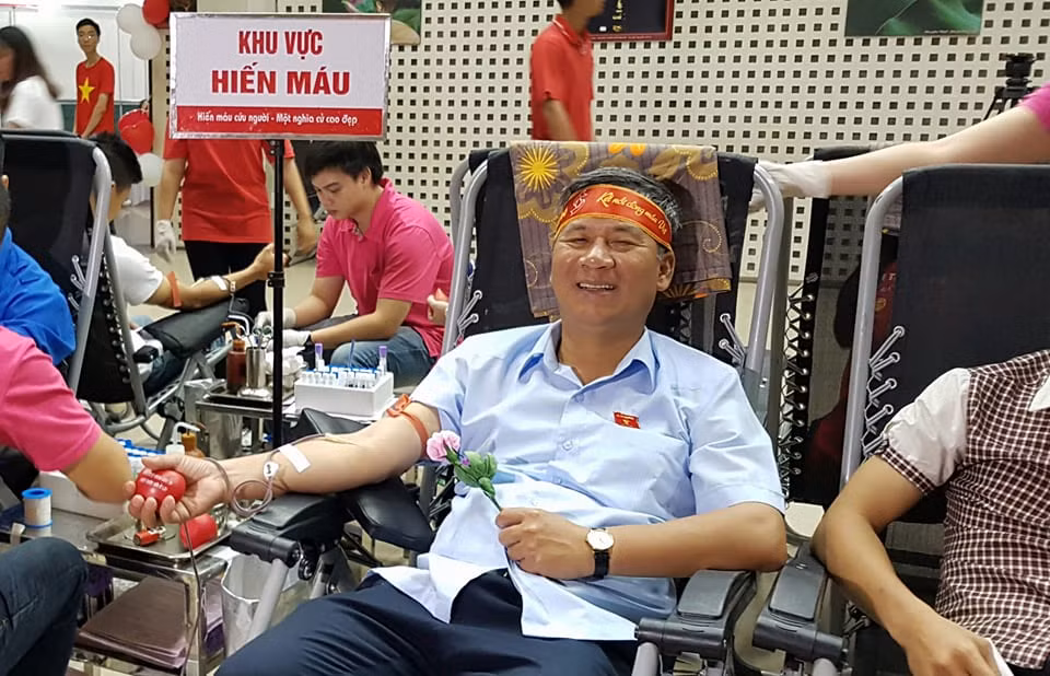 Giáo sư Nguyễn Anh Trí hiến máu lần thứ 21 hưởng ứng ngày hội hiến máu. Ảnh: NVCC. Giáo sư Nguyễn Anh Trí hiến máu lần thứ 21 hưởng ứng ngày hội hiến máu. Ảnh: NVCC.